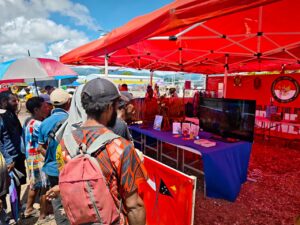 Pengunjung pameran Ruma Papua program anniversary Papua Nugini