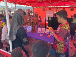 Pengunjung pameran Ruma Papua program anniversary Papua Nugini