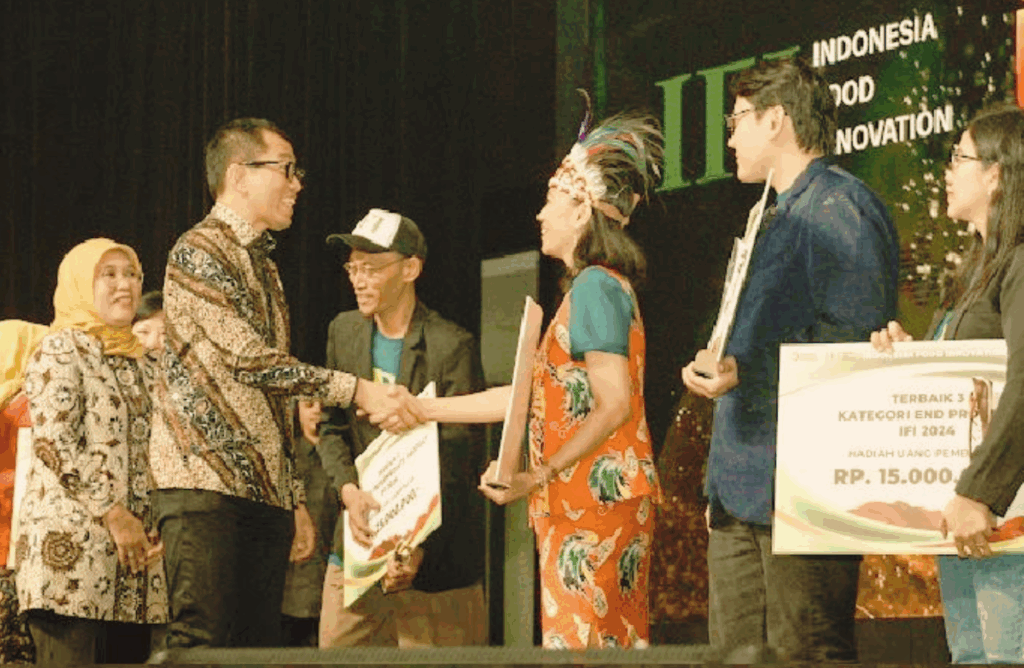 Momen penganugerahan Juara 1 Indonesia Food Innovation 2024 untuk Ruma Papua.