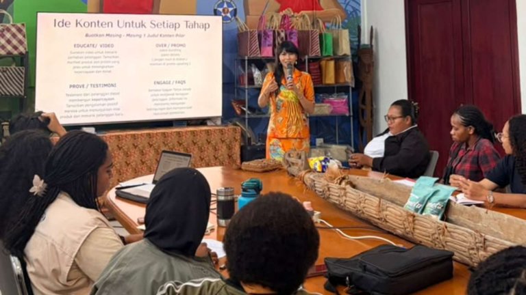 Dian Lestari Founder Ruma Papua dalam pelatihan digital marketing UMKM Papua